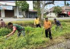 Karya Bakti Babinsa Sarjo Bersama Warga Bersihkan Lapangan dan Drainase Cegah Wabah Penyakit