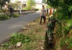 Babinsa Polewali dan Warga Gelar Kerja Bakti Bersihkan Drainase di Desa Paku