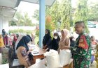 Babinsa Koramil 1401-01/Banggae Lakukan Pendampingan Penyaluran Bantuan Pangan di Wilayah Banggae dan Banggae Timur