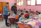 Babinsa Koramil 1427-01/Pasangkayu Dampingi SPPG Yayasan Wakaf As'Adiyah Beri Makan Bergizi kepada Siswa