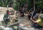 Dekat dengan Rakyat, Babinsa Kodim 1401/Majene Gotong Royong Bangun Pagar Bambu