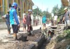 Babinsa Koramil 1402-03/Campalagian Ajak Warga Bersihkan Drainase di Desa Baru