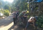 Babinsa–Bhabinkamtibmas Bersama Warga Bersihkan Drainase di Desa Kunyi