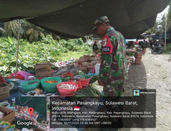 Babinsa Martajaya Pantau Stabilitas Harga dan Keamanan di Pasar Tradisional