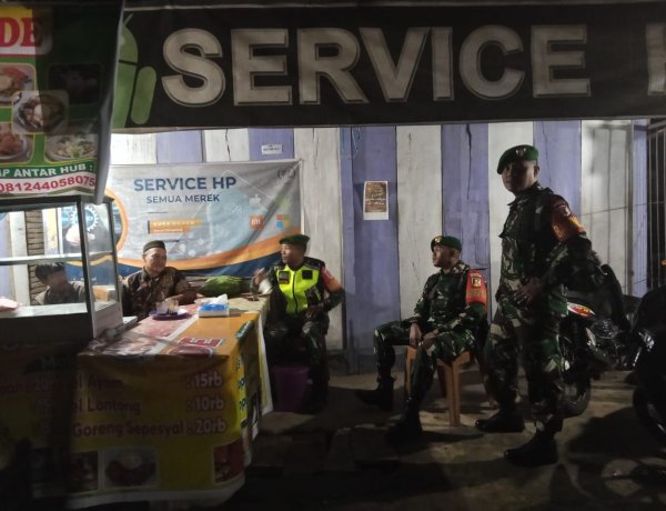 Pastikan wilayah binaan tetap kondusif, Babinsa Koramil 1428-03/Mambi bersama melaksanakan patroli malam