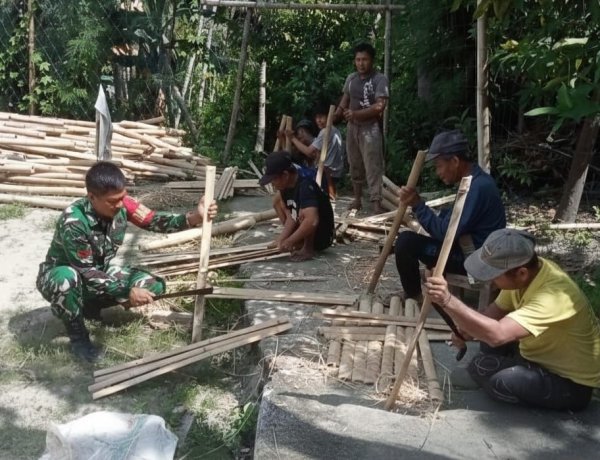 Dekat dengan Rakyat, Babinsa Kodim 1401/Majene Gotong Royong Bangun Pagar Bambu
