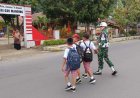 Provost Kodim 1402/Polman Ambil Peran Aktif Amankan Penyeberangan Anak Sekolah di Sekitar Makodim