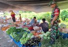 Babinsa Turun Langsung ke Pasar, Pastikan Harga dan Stok Sembako Warga Kaluku Nangka Tetap Stabil