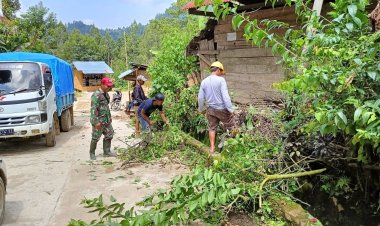 Jaga lingkungan tetap bersih Babinsa kodim Mamasa pimpin warga bersihkan saluran air