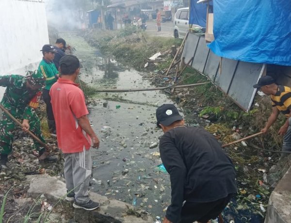 Babinsa Koramil 1402-03/Campalagian Bersama Warga Bersihkan Drainase di Desa Baru