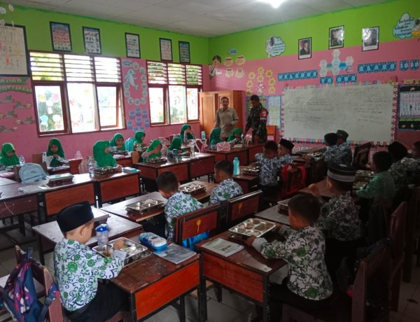 Babinsa Pasangkayu Turun Langsung Dalam Program Makan Bergizi Gratis, Perkuat Sinergi TNI dan Masyarakat
