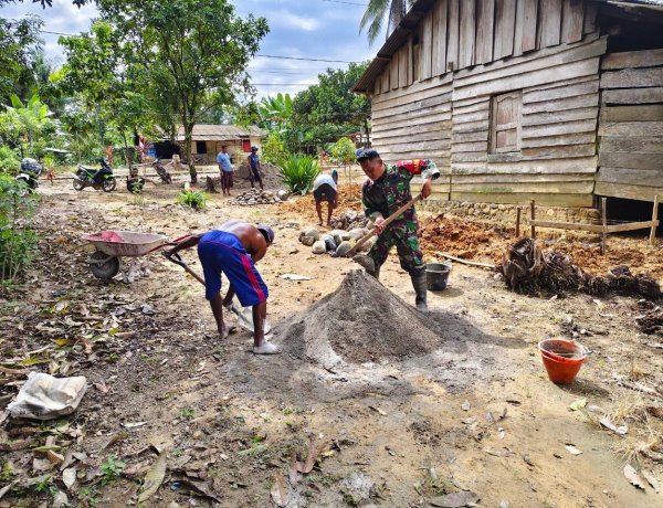 “Babinsa Kodim 1418/Mamuju Bersama Warga Pimpin Karya Bakti Pembangunan Rumah Tidak Layak Huni di Desa Salutiwo”