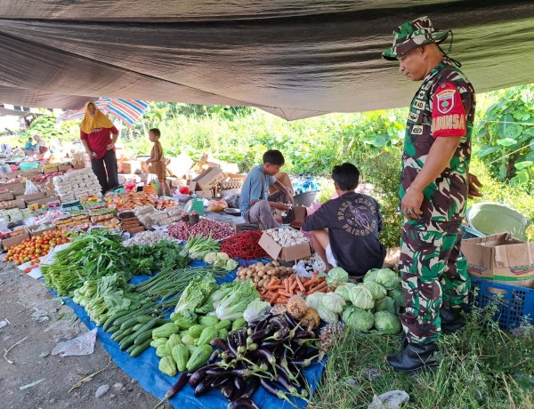Babinsa Turun Langsung ke Pasar, Pastikan Harga dan Stok Sembako Warga Kaluku Nangka Tetap Stabil