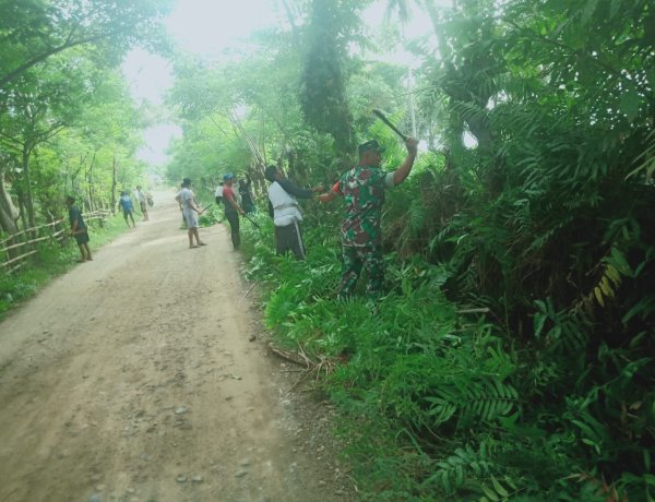 Babinsa Koramil 1402-02/Wonomulyo Bersama Warga Mampie Gelar Kerja Bakti Bersihkan Lingkungan